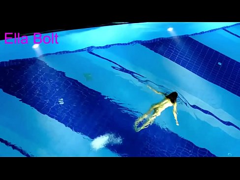 ❤️ Non podo deixar de mirar, unha moza loira que é sorprendida nadando espida na piscina do resort ELLA BOLT ❤ Vídeo anal na pornografía gl.hentaisun.ru ❌❤